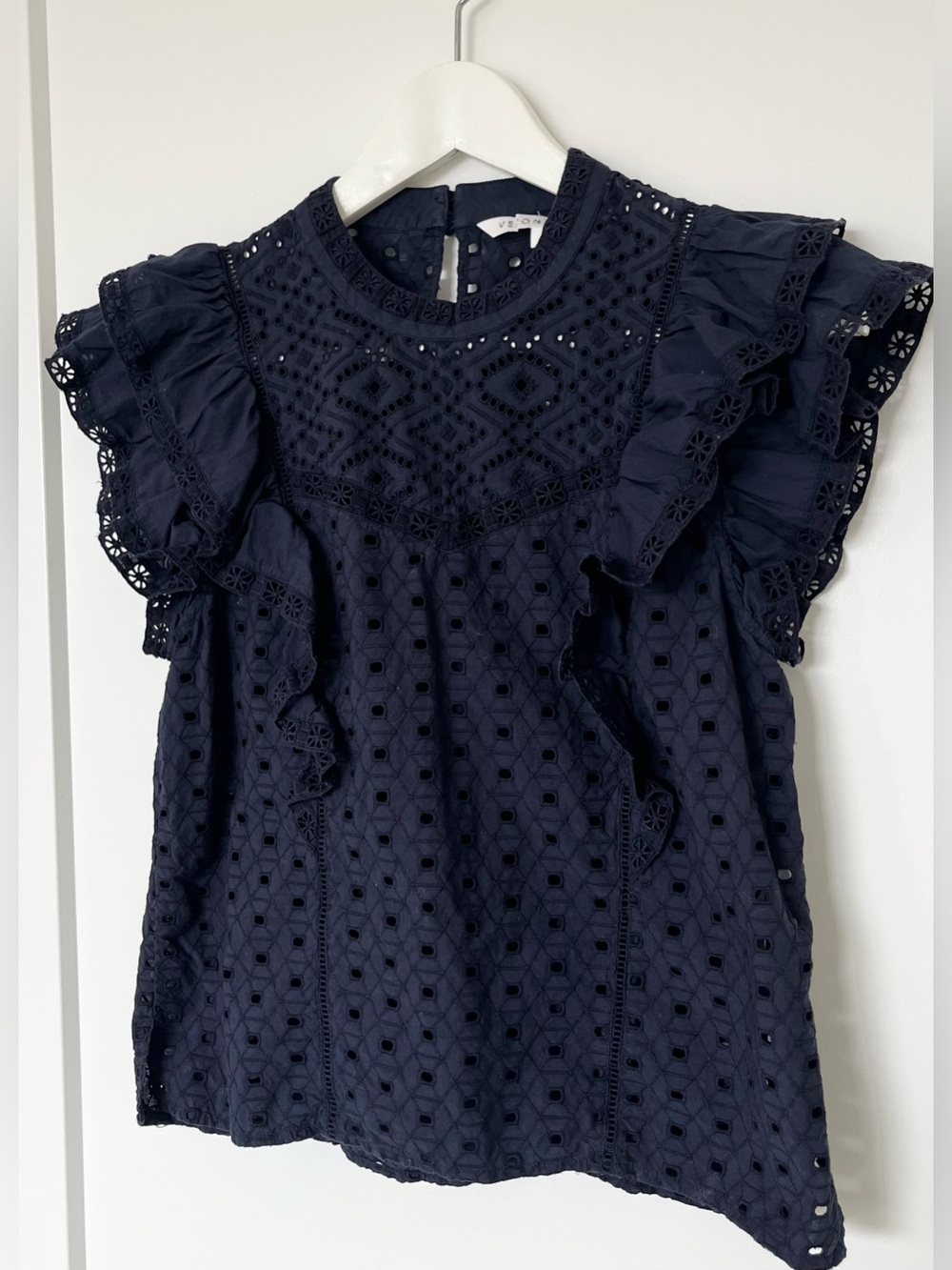 Veronica Beard Jie Top Navy Eyelet Flutter Sleeve Blouse Preppy Nautical Size 4 - Picture 4 of 9